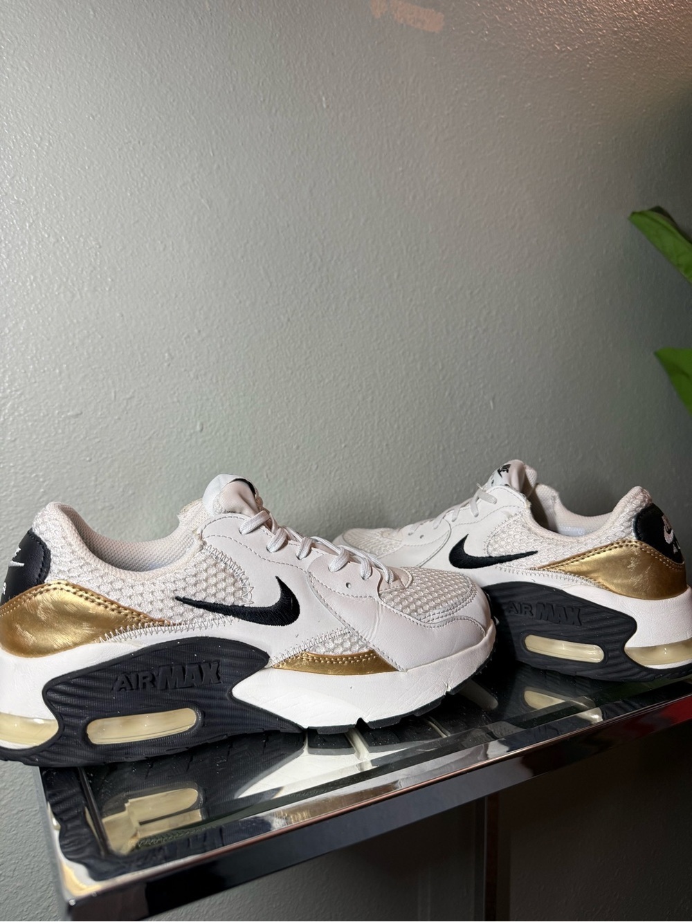 Nike Air Max Excee Women’s Size 8 White Black Metallic Gold Sneakers - Picture 4 of 10